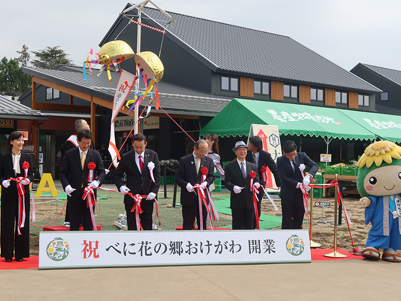 道の駅「べに花の郷おけがわ」開業　「サミット」でつながった　“べにっこ”の商品棚も　　